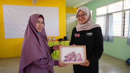 Pemberian cinderamata kepada Kepala Sekolah TK Islam Bakti 1 YPBWI Gresik oleh Koordinator Kelompok 11 Gelombang 08 PMM UMM| Foto: Ian Ardyanto