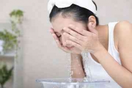 Ilustrasi mencuci wajah dengan air hangat | Sumber: parapuan.co