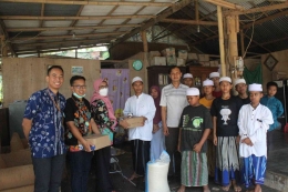 Pemberian Daging Kurban PT. Kimia Farma Plant Semarang  kepada Perwakilan Panti Sosial Asuhan Anak Nurul Istiqamah Al Hira (Dokpri)