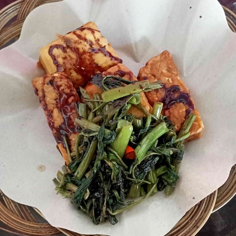 Tahu tempe goreng dikecapin dan tumis kangkung (dokumen pribadi)