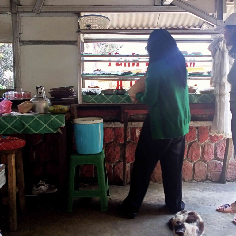 Kedai nasi di buk/tembok rendah jembatan (dokumen pribadi)