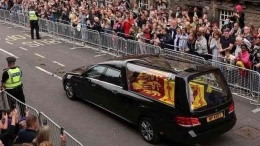 Warga menunggu iring-iringan mobil yang membawa jenazah Ratu Elizabeth II. (PA Media) via detik.com