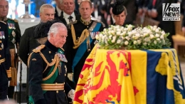 Prosesi peti jenazah Ratu Elizabeth II ke Katedral St Giles berlangsung pada hari Senin. Raja Charles III bergabung dengan Pelayat | Foto: AP