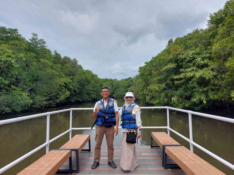 Menyusuri hutan mangrove di Pulau Bintan. Dokumen pribadi