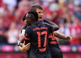 Sadio Mane sedang memeluk Muller pasca berhasil mencetak gol untuk Munchen (sportstars.id)