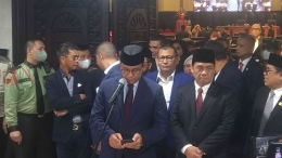 Anies dan Riza Patria resmi diberhentikan sebagai Gubernur dsn wakil Gubernur DKI Jakarta periode 2017 -2022 dalam sidang paripurna, | Sumber: snopi.id