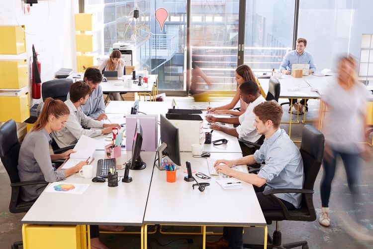 Ilustrasi suasana kerja di kantor| Dok Shutterstock via Kompas.com