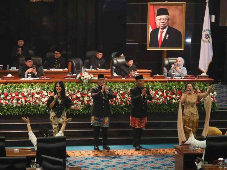 Anies bersama Ketua DPRD, Prasetyo Edi saat Rapat Paripurna HUT Jakarta. sumber: beritajakarta.id