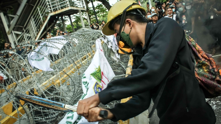 Kawat berduri dirusak oleh demonstran di Patung Kuda, Jakarta Pusat. (Jonas/Mahasiswa)