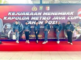 Hadirin yang hadir turut menyempatkan diri berfoto pada acara Kejuaraan Menembak Kapolda Metro Jaya Cup 2021/dokpri