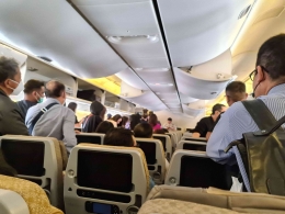 Para penumpang yang ingin buru-butu turun saat pesawat berhenti (foto pribadi)
