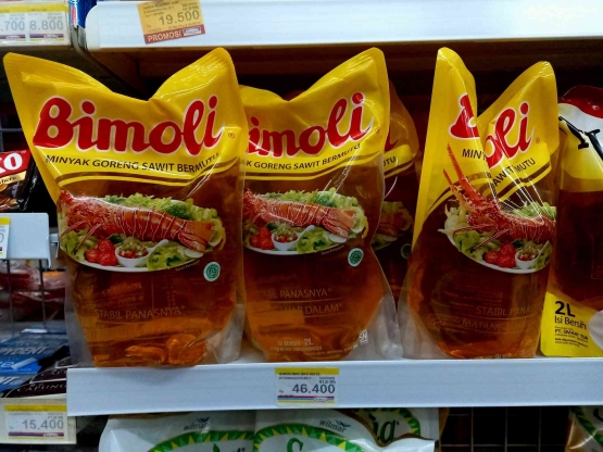 Minyak goreng kelas premium Bimoli dengan harga yang sulit beringsut turun. Foto : Parlin Pakpahan.