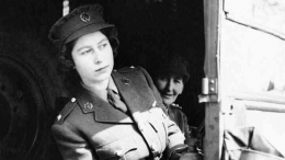  Putri Elizabeth mengendarai ambulans pada April 1945 selama Perang Dunia II. © AP