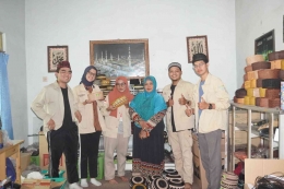 Foto bersama Asmiyatun selaku pemilik Peci Rajut Al-Barokah. Sumber Foto: Divisi Media Tim ITV UMY.