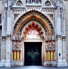 Pintu gerbang katedral yang indah.| Sumber: dokumentasi pribadi