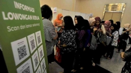 Pencari kerja berburu lowongan pekerjaan dalam Topkarir Expo di Gedung Smesco, Jakarta (sumber: kompas.id)