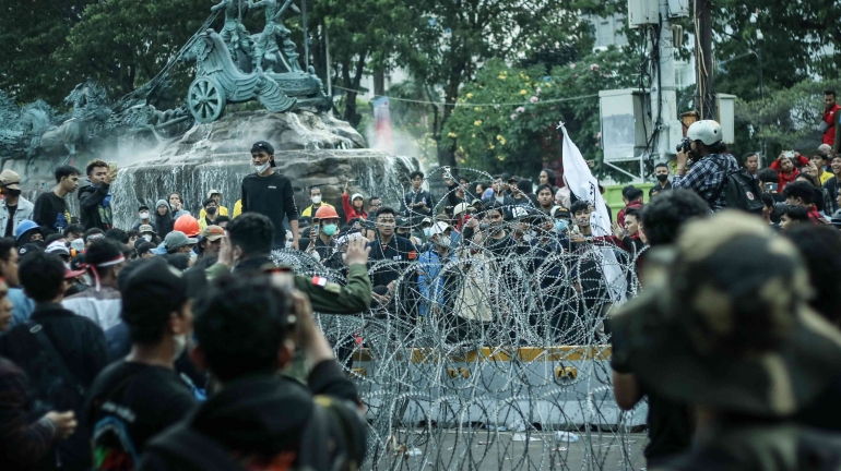 Kawat berduri dirusak oleh demonstran di Patung Kuda, Jakarta Pusat. (Jonas/Mahasiswa)