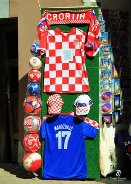 Sebuah toko suvenir di Zagreb yang menjual kaos dan pernak-pernik Timnas Kroasia.| Sumber: dokumentasi pribadi