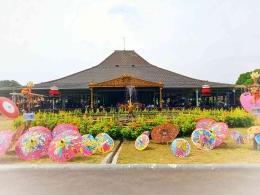Halaman Istana Mangkunegaran bertabur payung indah | dokumentasi pribadi