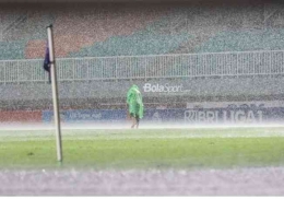 Lapangan stadion Pakansari tergenang (via Bolapsort) 