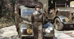 Elyzabeth berdiri dengan seragam Perwira di mobil yang difungsikan sebagai ambulans pada perang dunia ke 2| Foto via techtribune.net.