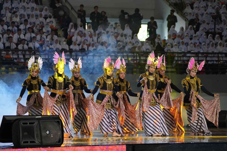 Tari Golek Ayun-ayun pada opening ceremony Program Pengenalan Kampus (P2K) Universitas Ahmad Dahlan (UAD) (Foto: Humas UAD)