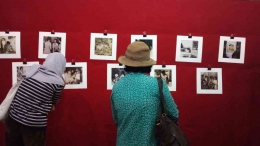Pengunjung mengamati karya pameran (sumber foto: dokumen pribadi)