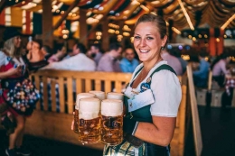 Semua bir yang disajikan dalam gelas berukuran 1 liter. Sumber: Sebastian Lehner / www.oktoberfest.de