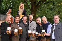Para CEO dari 6 pabrik bir besar di Munich di acara Beer Tasting. Sumber: Verein der Munchner Brauerein / www.oktoberfest.de
