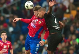 Stopper FC Ural Vladis Emerson berduel dengan pemain CSKA Moskow dalam laga Piala Rusia pekan ke 2 grup 4 ( Match Premier )