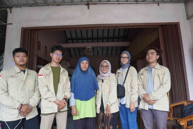 Foto bersama antara tim ITV UMY dengan Nanik selaku pemilik produksi tepung (Kusuka Ubiku, Hasil Bumiku). Sumber Foto: Divisi Media ITV UMY.