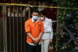 Ferdy Sambo dan Putri Candrawathi saat menjalani rekonstruksi kasus pembunuhan Brigadir J.  Selasa (30/8/2022). (KOMPAS.com/KRISTIANTO PURNOMO)
