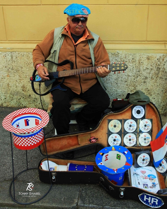 Pemusik jalanan yang menjual CD lagu-lagunya.| Sumber: dokumentasi pribadi