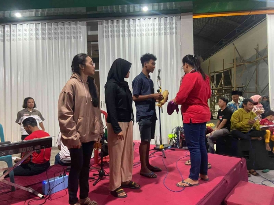 Salah satu moment pembagian hadiah lomba (Dokpri)