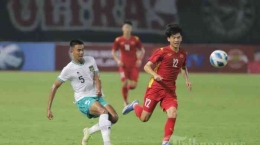 Aksi Kakang Rudianto saat Timnas Indonesia bersua Vietnam di Piala AFF U-19. | Sumber: kompas.com
