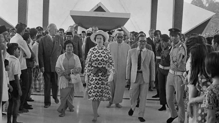 Junjungan ratu Elizabeth II tahun 1972 di Malaysia. Photo: Getty Images 