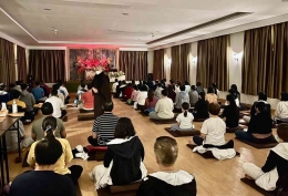 Gambar 4: _Salayay Daw Dipankara tengah mengamati para yogi yang sedang bermeditasi, foto: Deborah limarno
