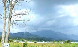 Gunung Simanuk-manuk, tengah paling tinggi, tampak dari tepi jalan raya di selatan Panatapan (Google Map)
