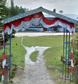 SDN Hutabolon di balik gerbang sekolah. Lapangan upacara dan tiang benderanya, kurang-lebih masih seperti yang dulu (Google Map) 