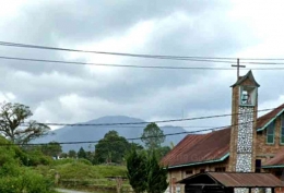 Gereja Katolik Aeknatio kini. Di latar belakang adalah Gunung Simanuk-manuk (Google Map)