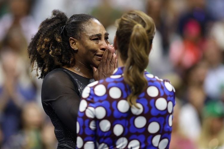 Petenis asal Amerika Serikat Serena Williams menangis saat hendak mengucapkan salam perpisahan kepada para penggemar. Penampilan terakhir Serena Williams tersaji dalam laga putaran ketiga US Open 2022 di Stadion Arthur Ashe, New York, Amerika Serikat, Sabtu (3/9/2022). (AFP/AL BELLO via kompas.com)