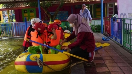 Anak-anak KB&TK Laboratorium UM Kota Malang belajar mitigasi bencana banjir (Dok. pribadi)