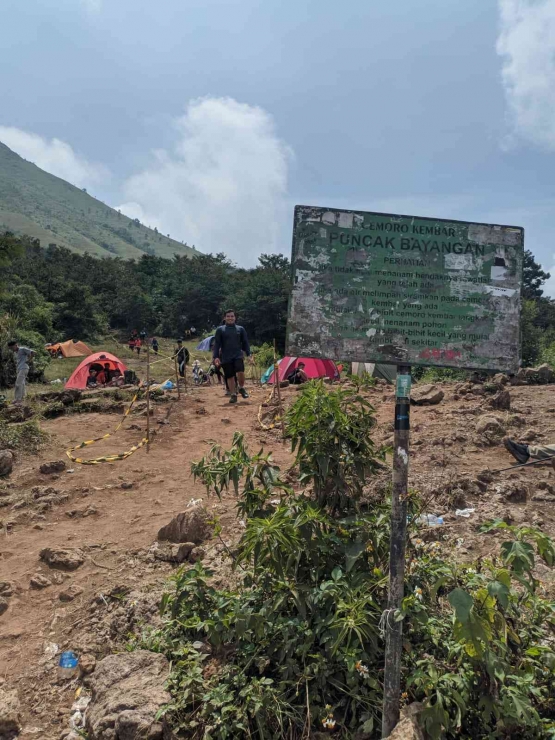 Papan petunjuk yang mulai usang (dok.pri)