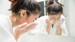 Ilustrasi mencuci wajah sensitif dan kering. Foto via klikdokter