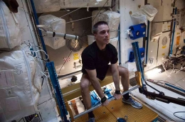 Mau tak mau, astronaut harus berolahraga rutin ketika di luar angkasa. (StarLust Online)
