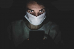 Selama pandemi dan setelahnya, masker tetap dipakai. (Sumber: Engin Akyurt/Unsplash)