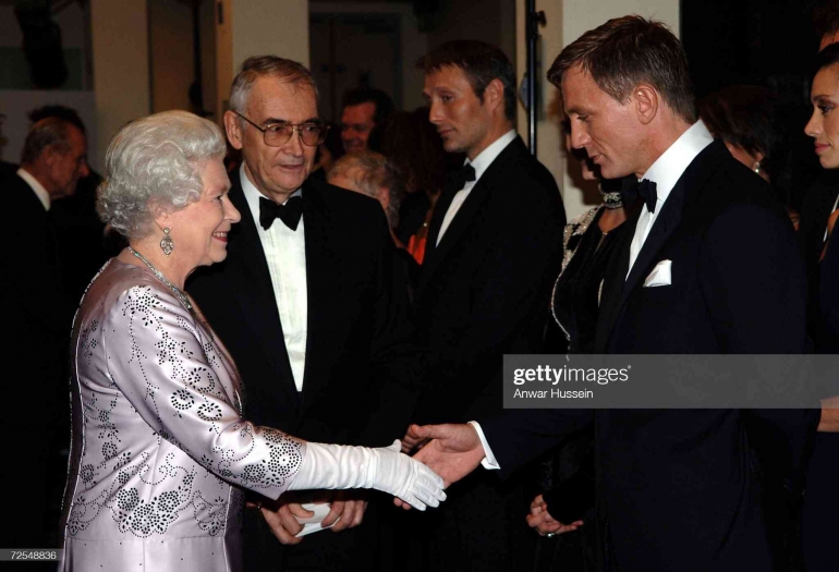 Daniel Craig dan Ratu Elizabeth II pada premiere 