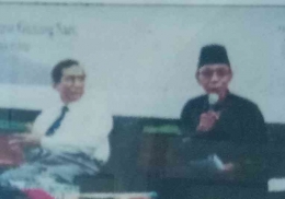 Muhammad Arief Saenong menjadi nara sumber dalam sebuah seminar. Sumber: Dokumen pribadi