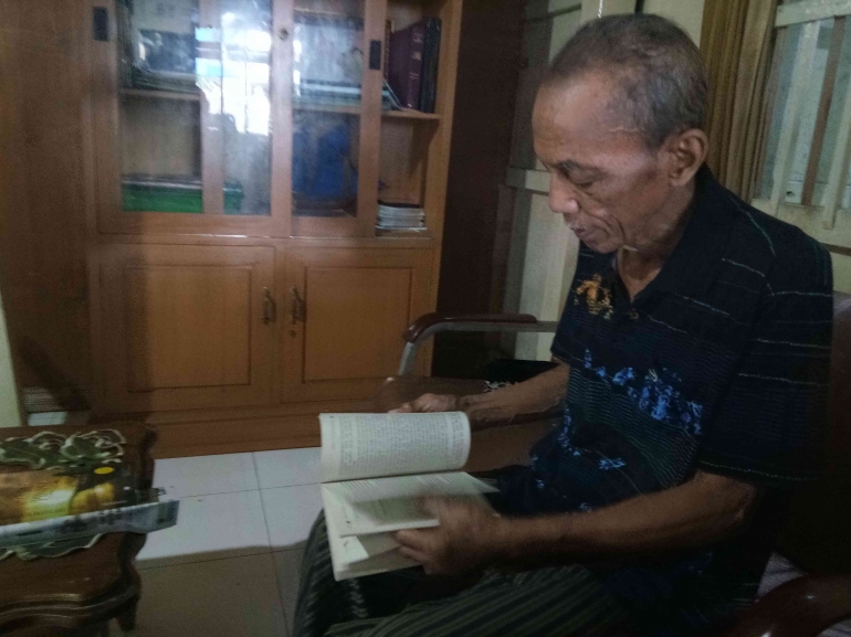 Muhammad Arief Saenong memperlihatkan salah satu buku tentang Pinisi. Sumber: Dokumen pribadi