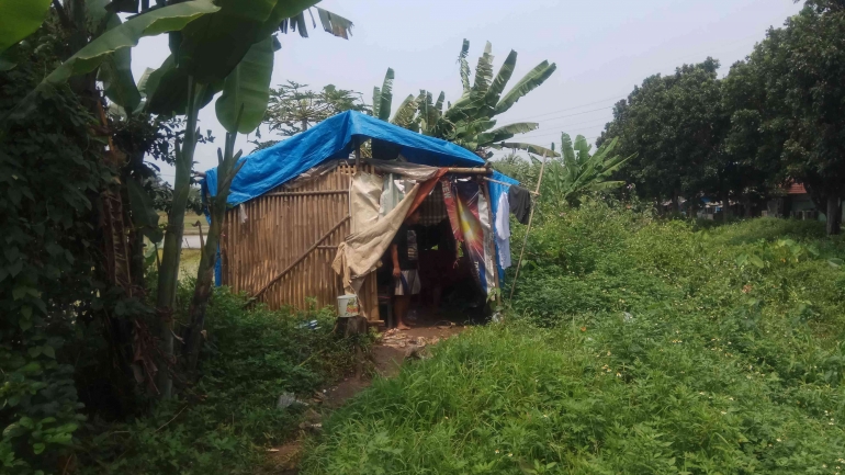 Rumah gubuk terpal yang ditempati keluarga ibu Ating di Sukamulya/dokpri